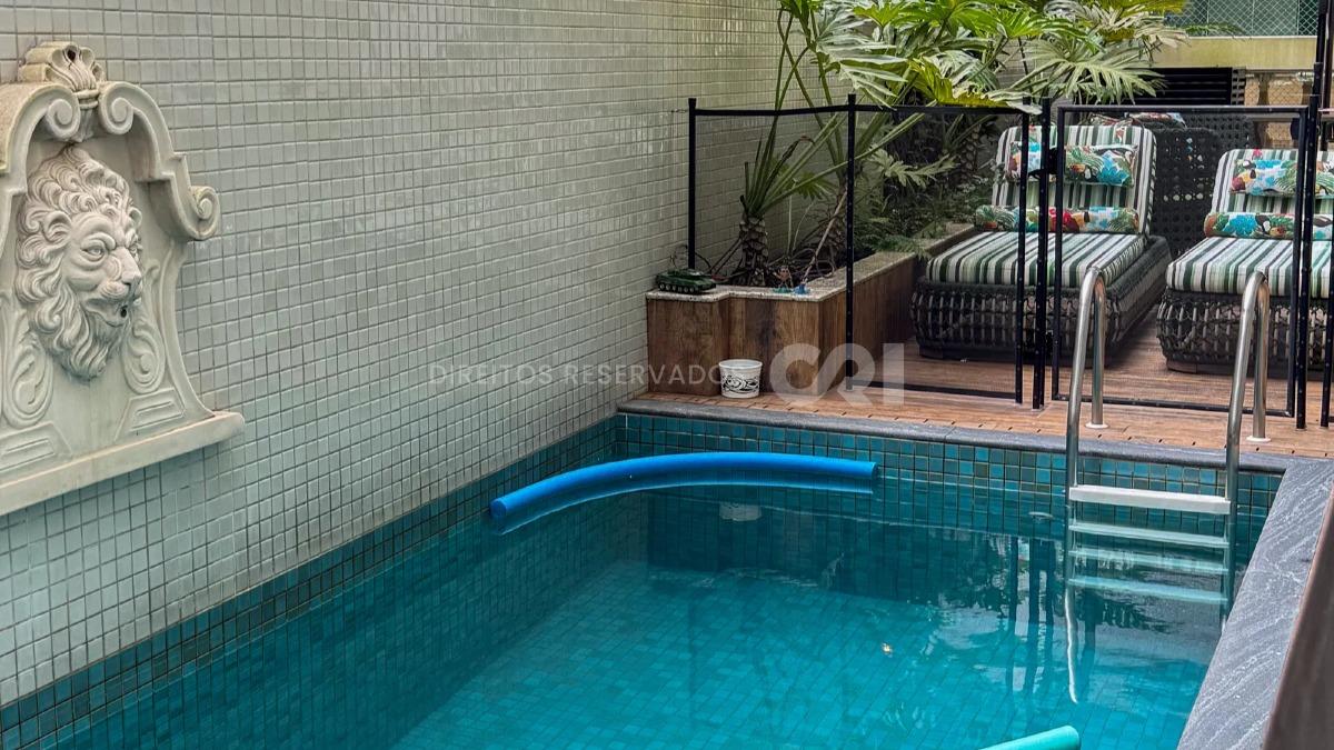 Apartamento duplex com 4 suítes no Edifício Marie Antoniette na Meia Praia em Itapema