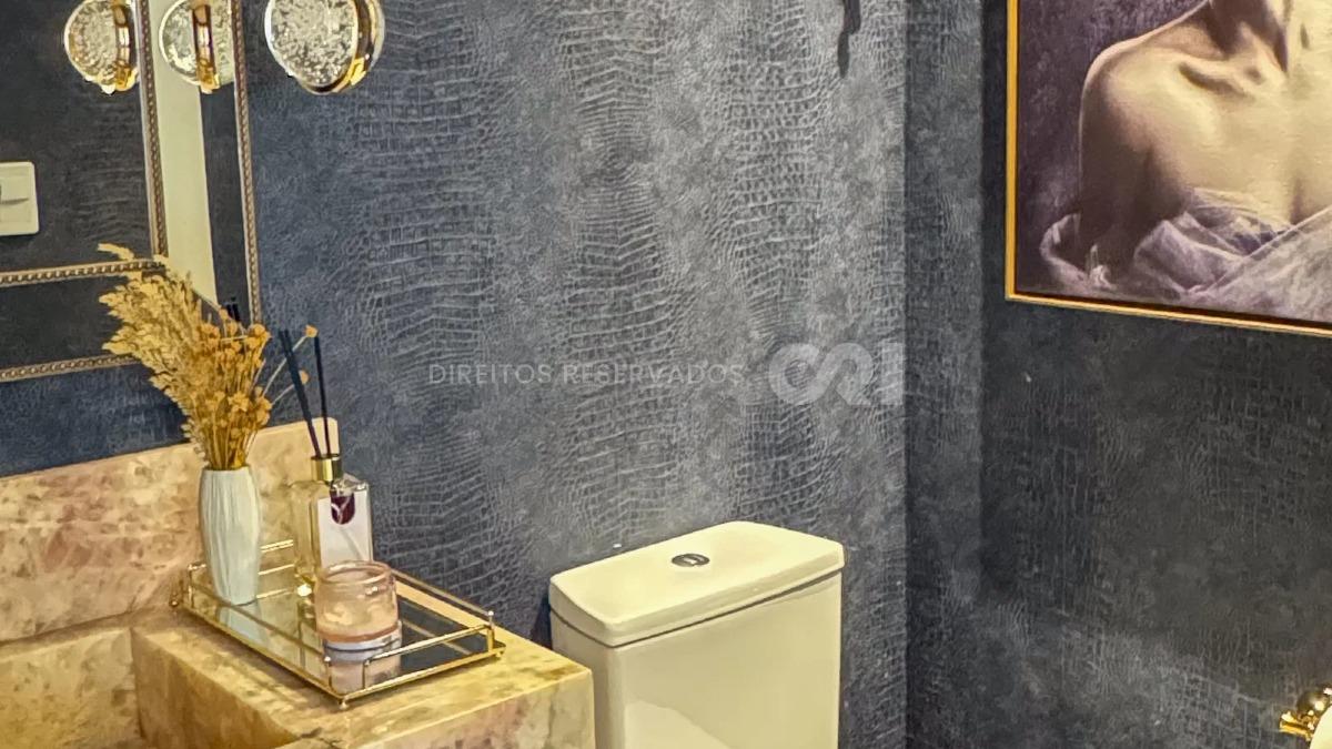Apartamento duplex com 4 suítes no Edifício Marie Antoniette na Meia Praia em Itapema