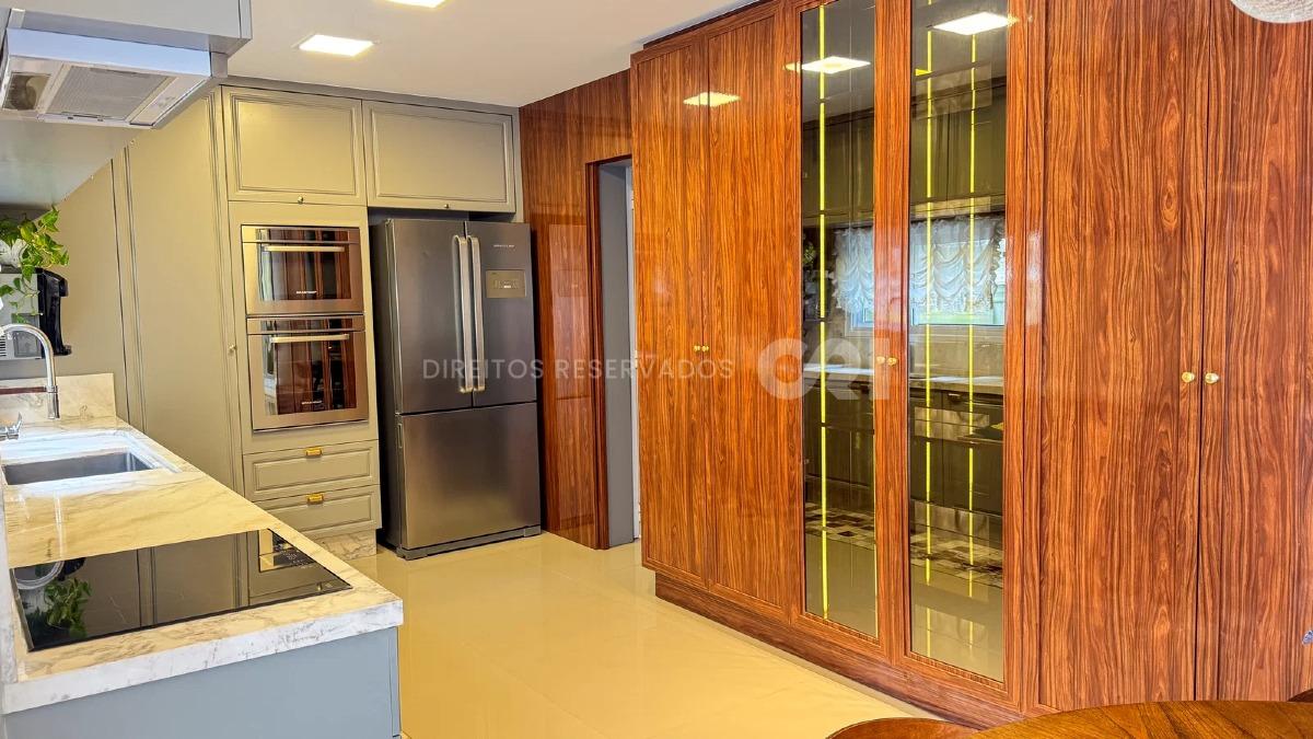Apartamento duplex com 4 suítes no Edifício Marie Antoniette na Meia Praia em Itapema