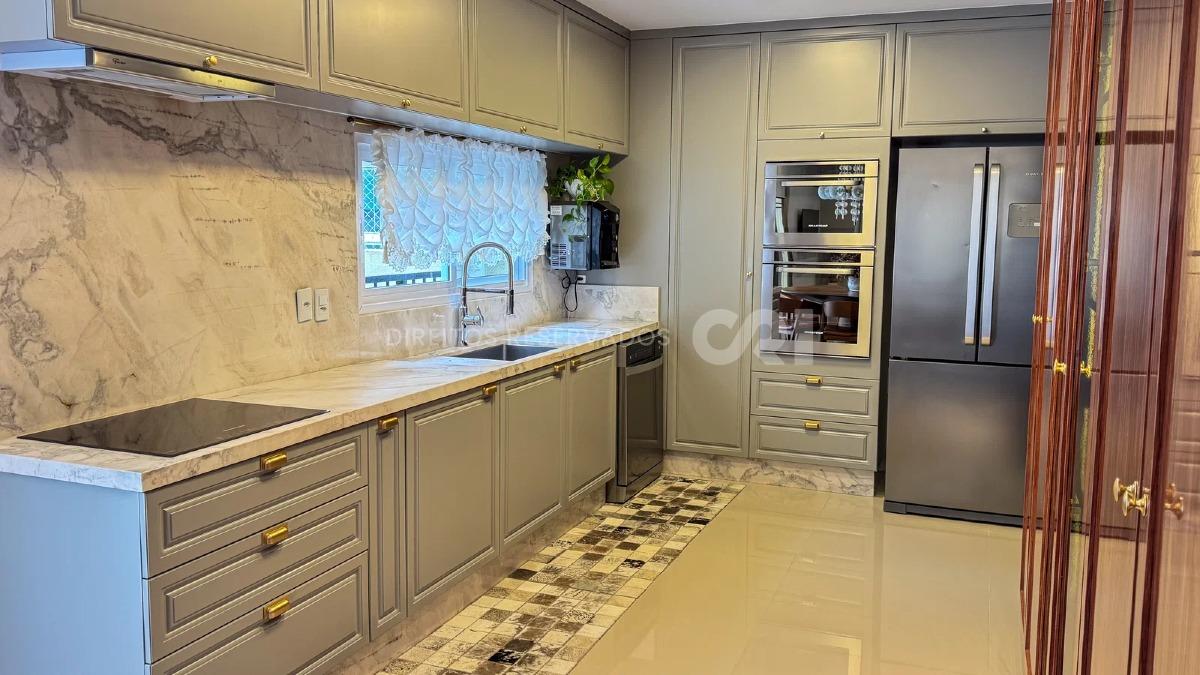 Apartamento duplex com 4 suítes no Edifício Marie Antoniette na Meia Praia em Itapema