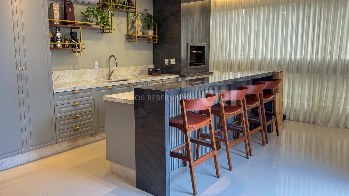 Apartamento duplex com 4 suítes no Edifício Marie Antoniette na Meia Praia em Itapema