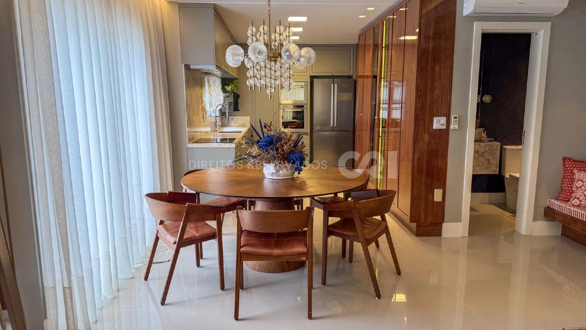 Apartamento duplex com 4 suítes no Edifício Marie Antoniette na Meia Praia em Itapema