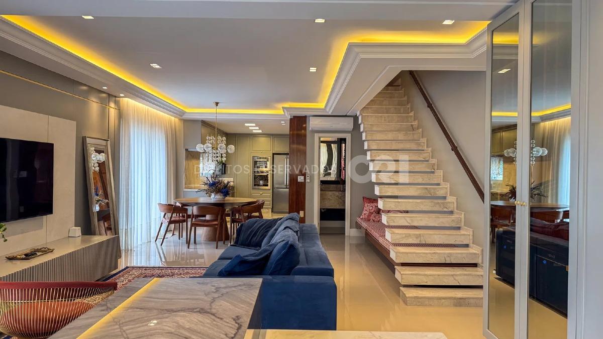 Apartamento duplex com 4 suítes no Edifício Marie Antoniette na Meia Praia em Itapema