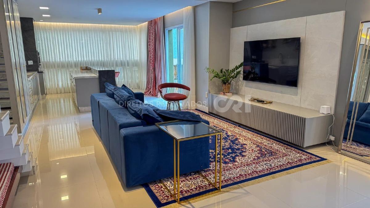Apartamento duplex com 4 suítes no Edifício Marie Antoniette na Meia Praia em Itapema