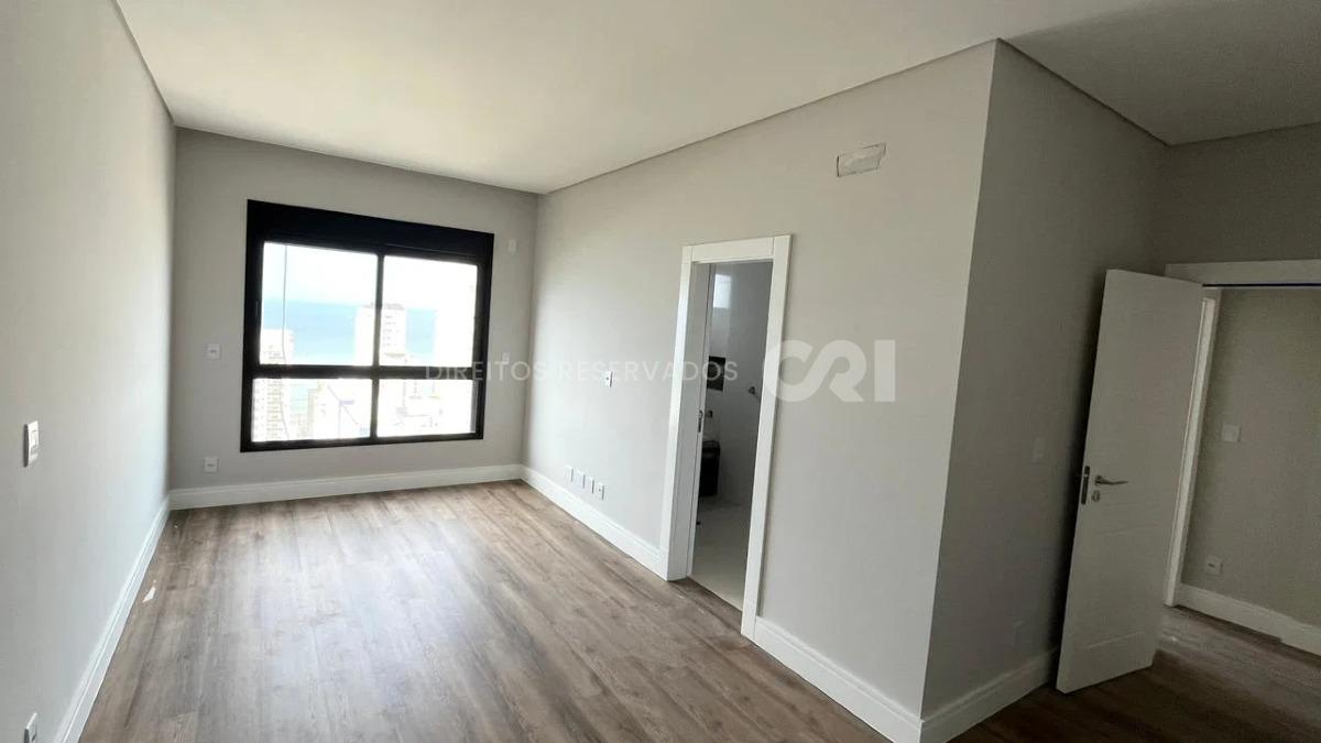 Apartamento com 4 suítes no Edifício Paramout na Meia Praia em Itapema