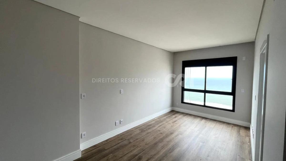 Apartamento com 4 suítes no Edifício Paramout na Meia Praia em Itapema