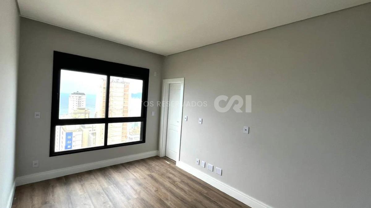 Apartamento com 4 suítes no Edifício Paramout na Meia Praia em Itapema