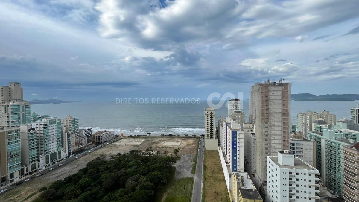 Apartamento com 4 suítes no Edifício Paramout na Meia Praia em Itapema