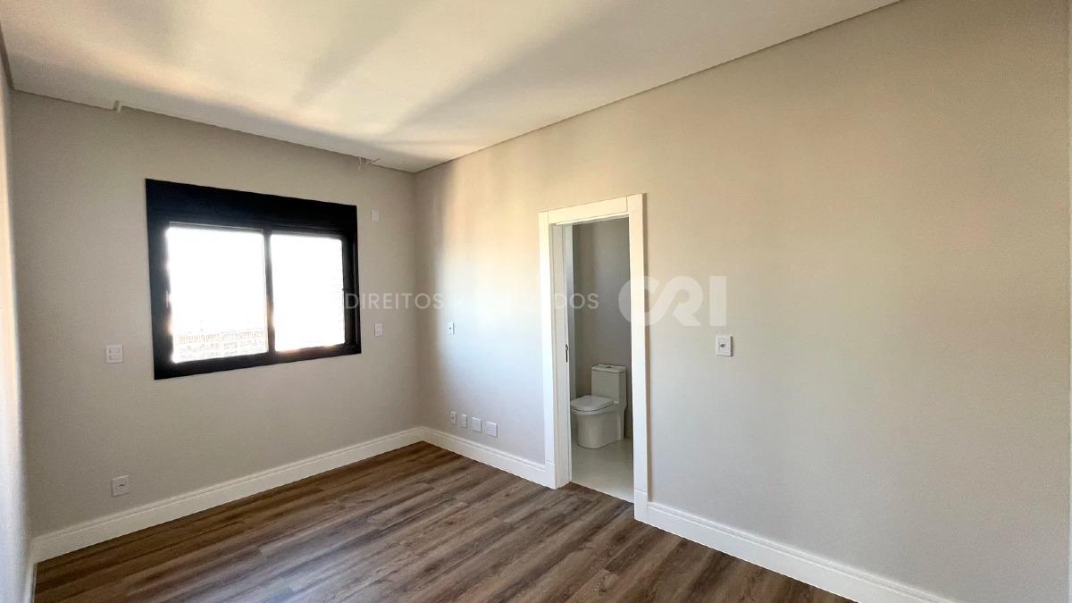 Apartamento com 4 suítes no Edifício Paramout na Meia Praia em Itapema