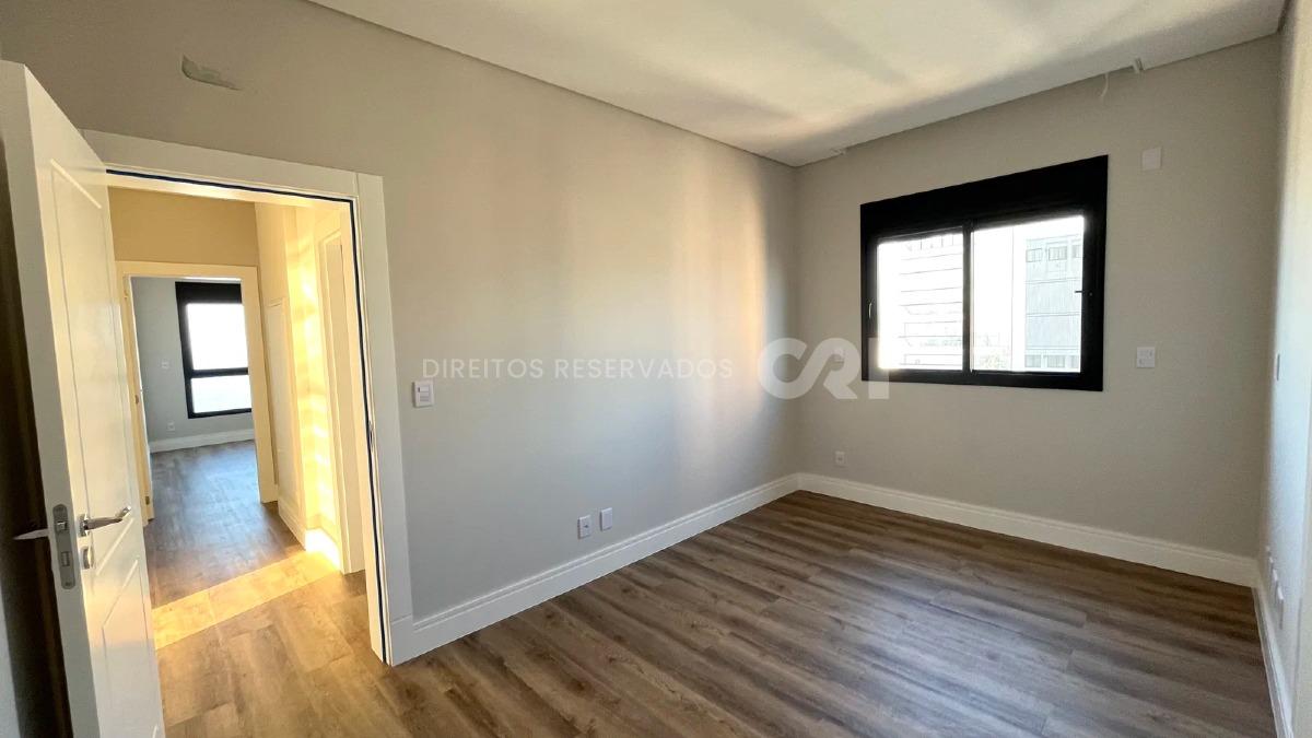 Apartamento com 4 suítes no Edifício Paramout na Meia Praia em Itapema