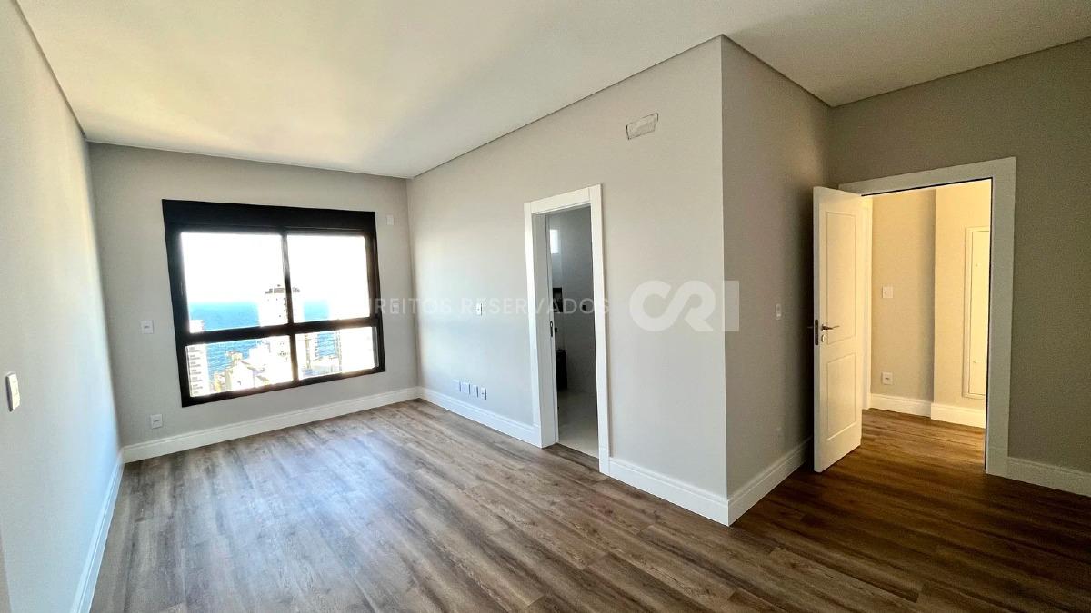 Apartamento com 4 suítes no Edifício Paramout na Meia Praia em Itapema