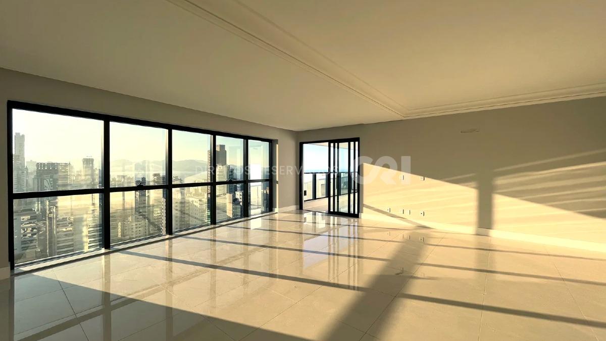 Apartamento com 4 suítes no Edifício Paramout na Meia Praia em Itapema