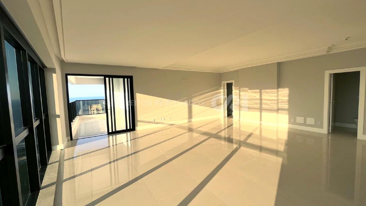 Apartamento com 4 suítes no Edifício Paramout na Meia Praia em Itapema