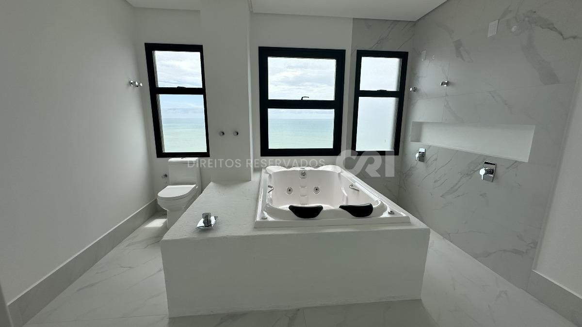 Apartamento Penthouse com 4 suítes no Noah Residence na Meia Praia em Itapema