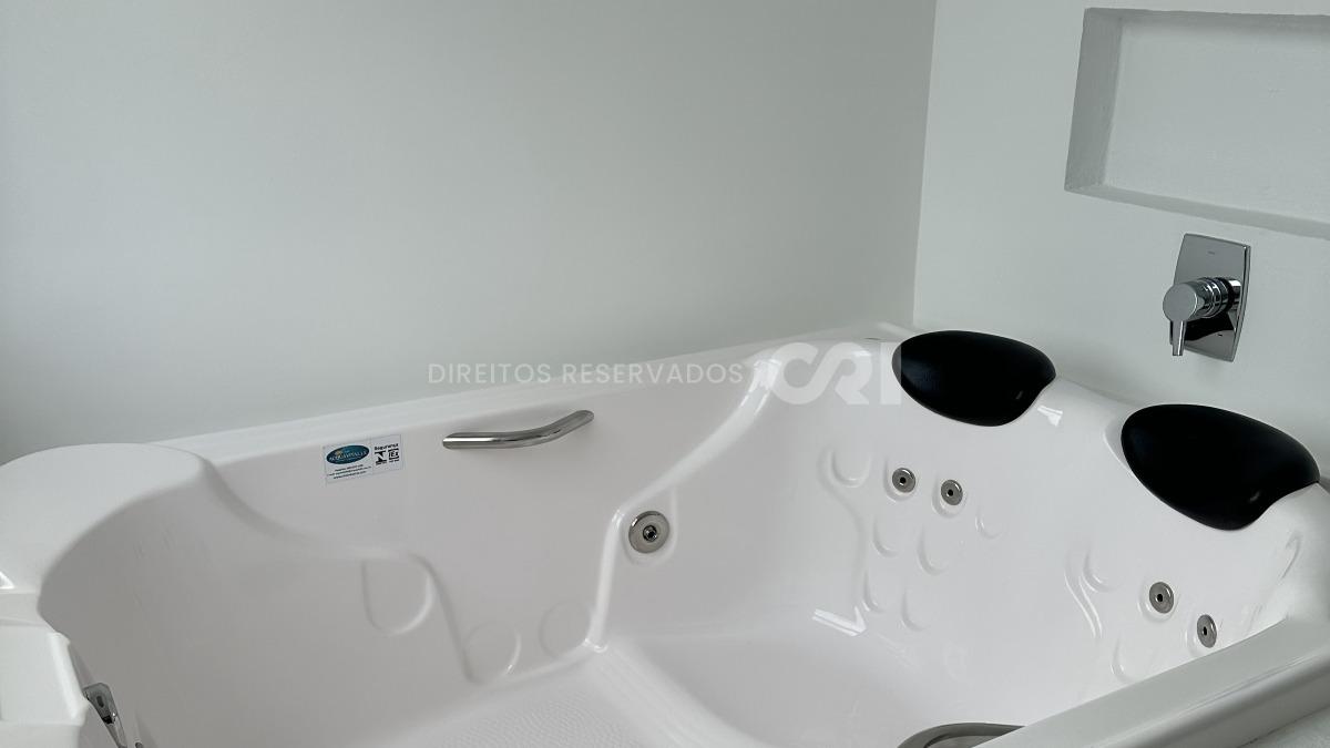 Apartamento Penthouse com 4 suítes no Noah Residence na Meia Praia em Itapema