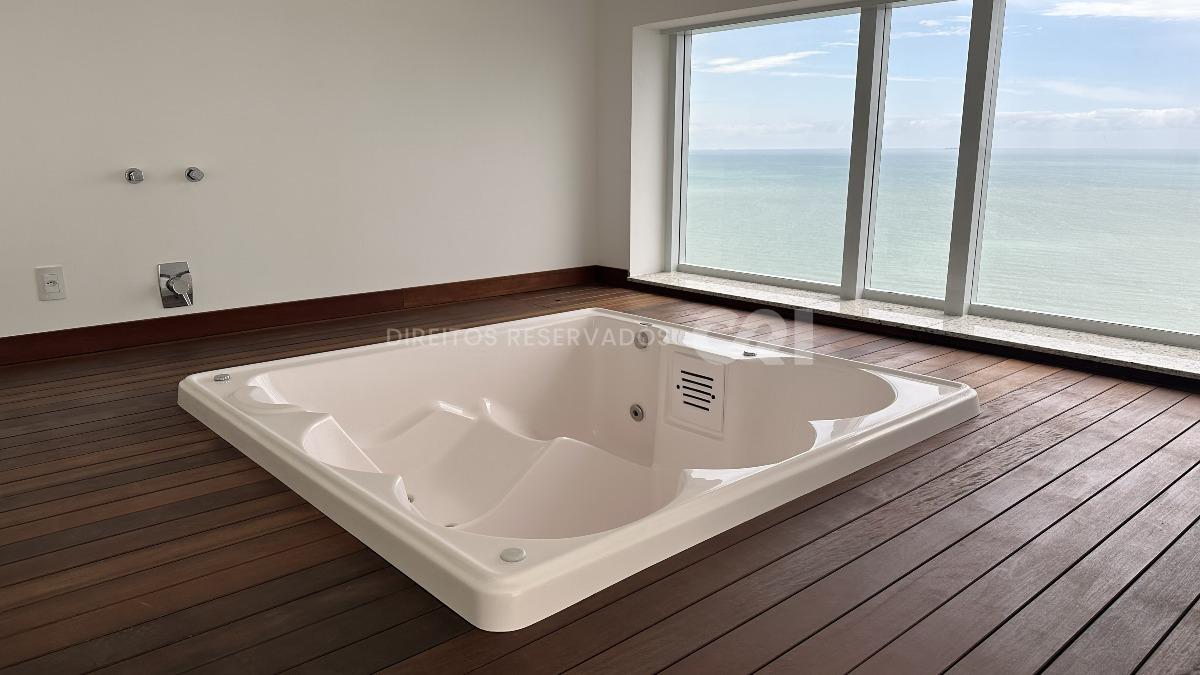 Apartamento Penthouse com 4 suítes no Noah Residence na Meia Praia em Itapema