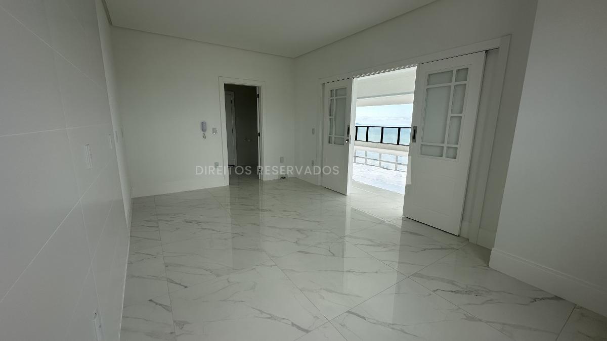 Apartamento Penthouse com 4 suítes no Noah Residence na Meia Praia em Itapema