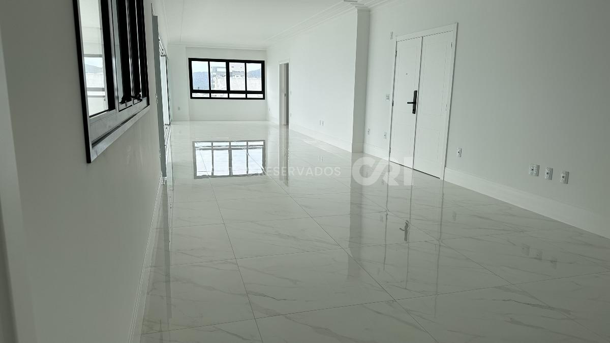 Apartamento Penthouse com 4 suítes no Noah Residence na Meia Praia em Itapema