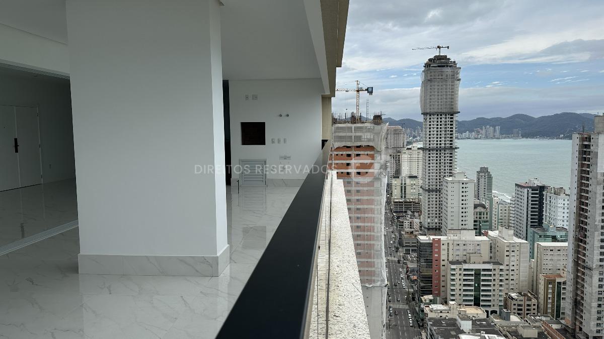 Apartamento Penthouse com 4 suítes no Noah Residence na Meia Praia em Itapema
