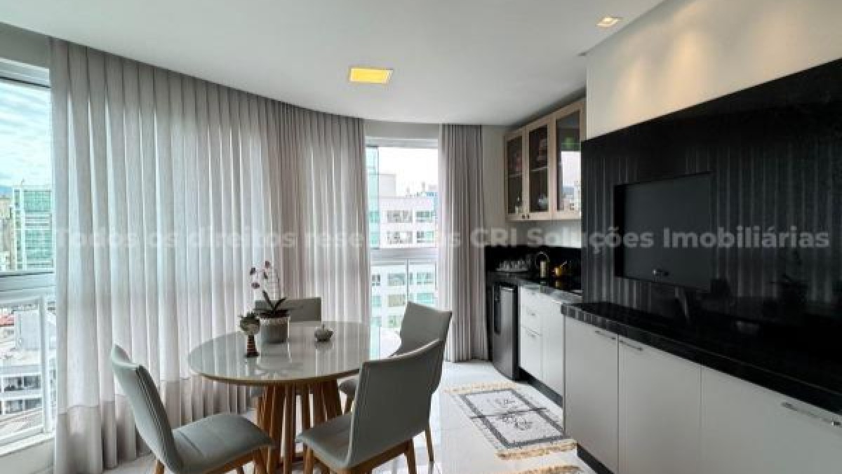 Apartamento mobiliado com 4 suítes no Edifício Toulon Palace na Meia Praia em Itapema