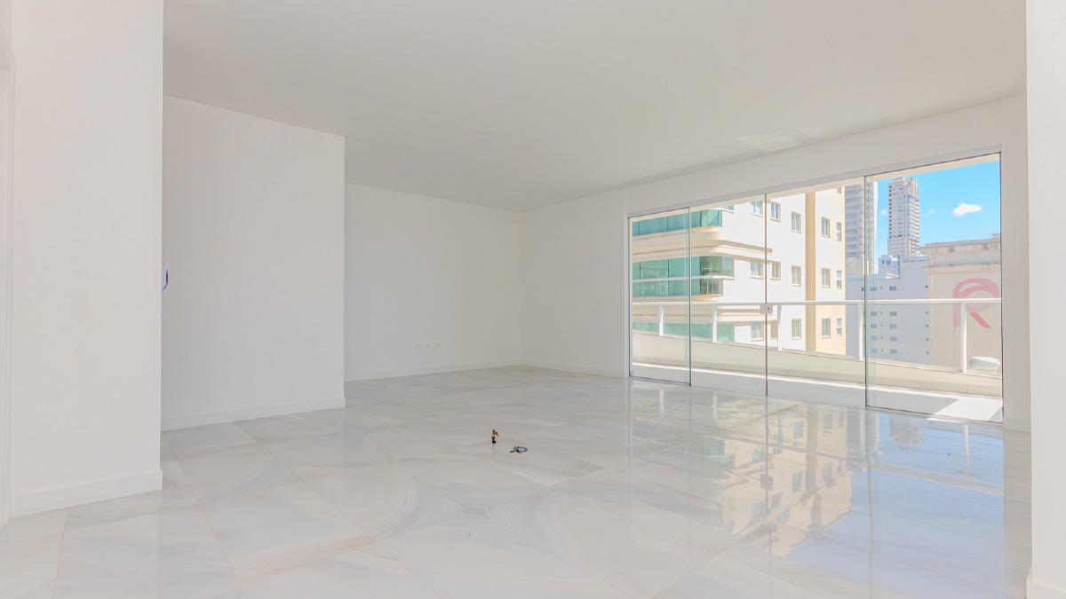 Apartamento 153m² com 4 Suítes no Zaha Building na Meia Praia em Itapema