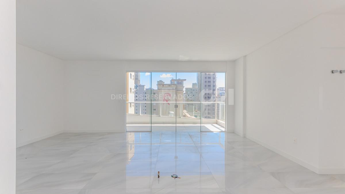Apartamento 153m² com 4 Suítes no Zaha Building na Meia Praia em Itapema
