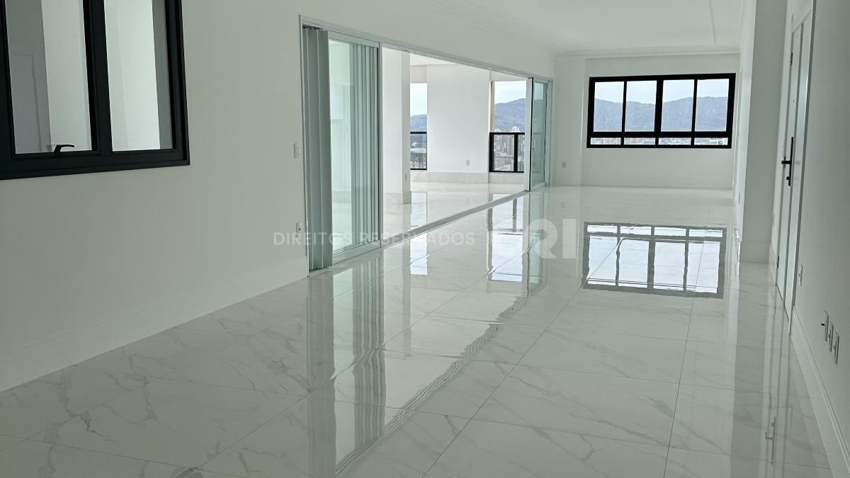 Apartamento Penthouse com 4 suítes no Noah Residence na Meia Praia em Itapema