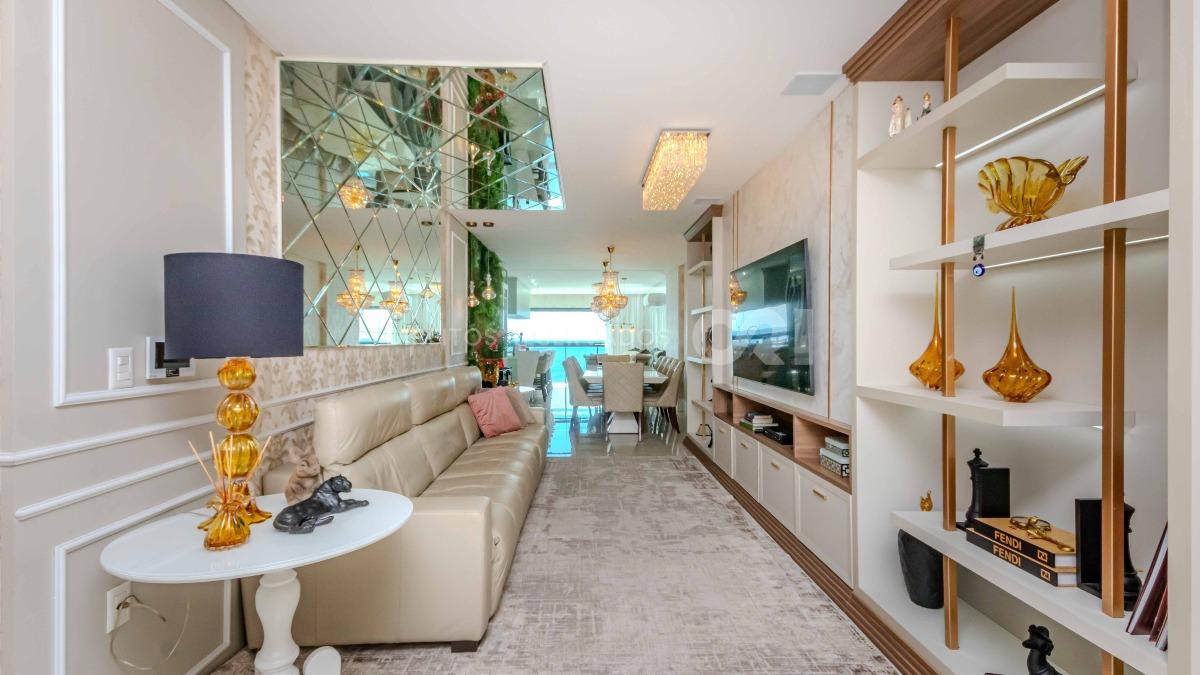 Apartamento com 4 Suítes no Edifício Cartier Frente Mar na Meia Praia em Itapema