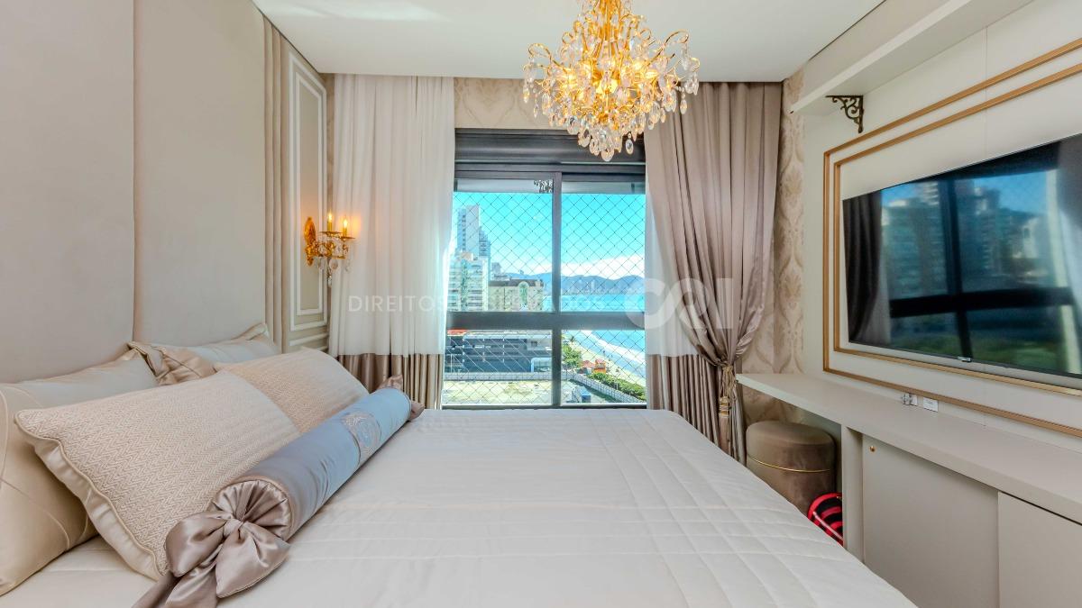 Apartamento com 4 Suítes no Edifício Cartier Frente Mar na Meia Praia em Itapema