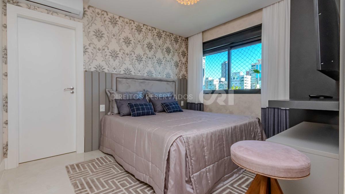 Apartamento com 4 Suítes no Edifício Cartier Frente Mar na Meia Praia em Itapema