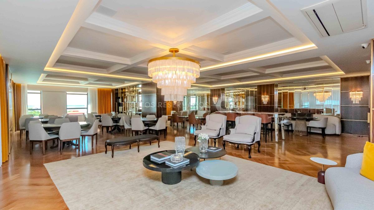 Apartamento com 4 Suítes no Edifício Cartier Frente Mar na Meia Praia em Itapema