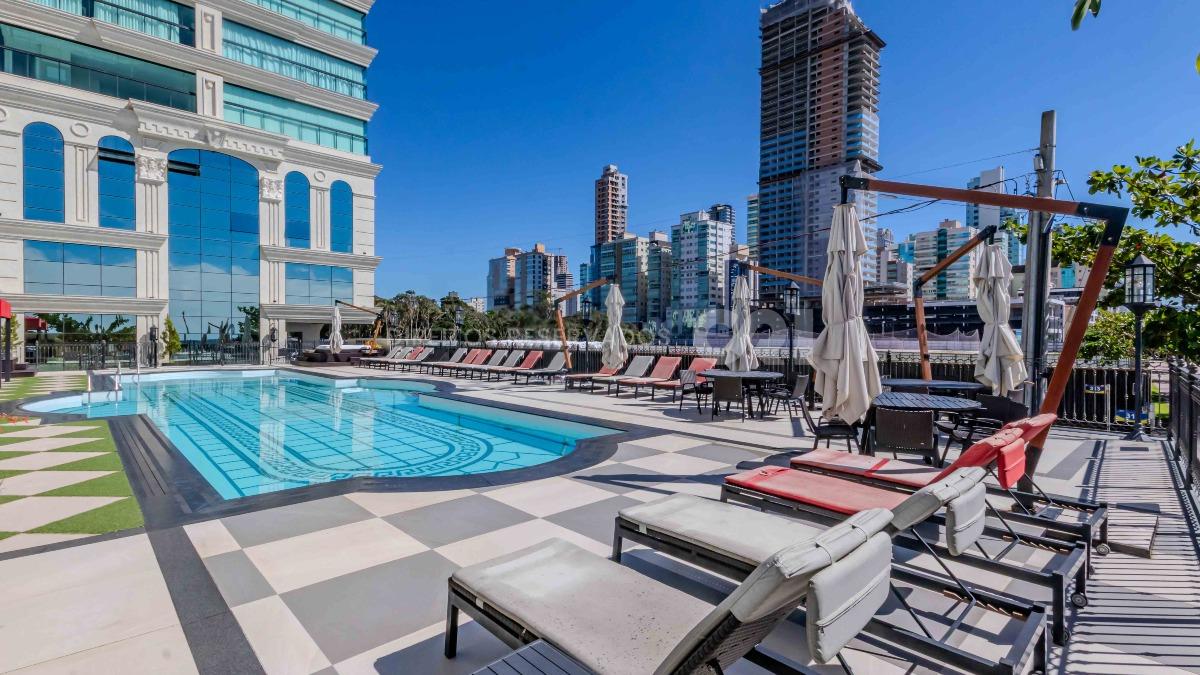 Apartamento com 4 Suítes no Edifício Cartier Frente Mar na Meia Praia em Itapema