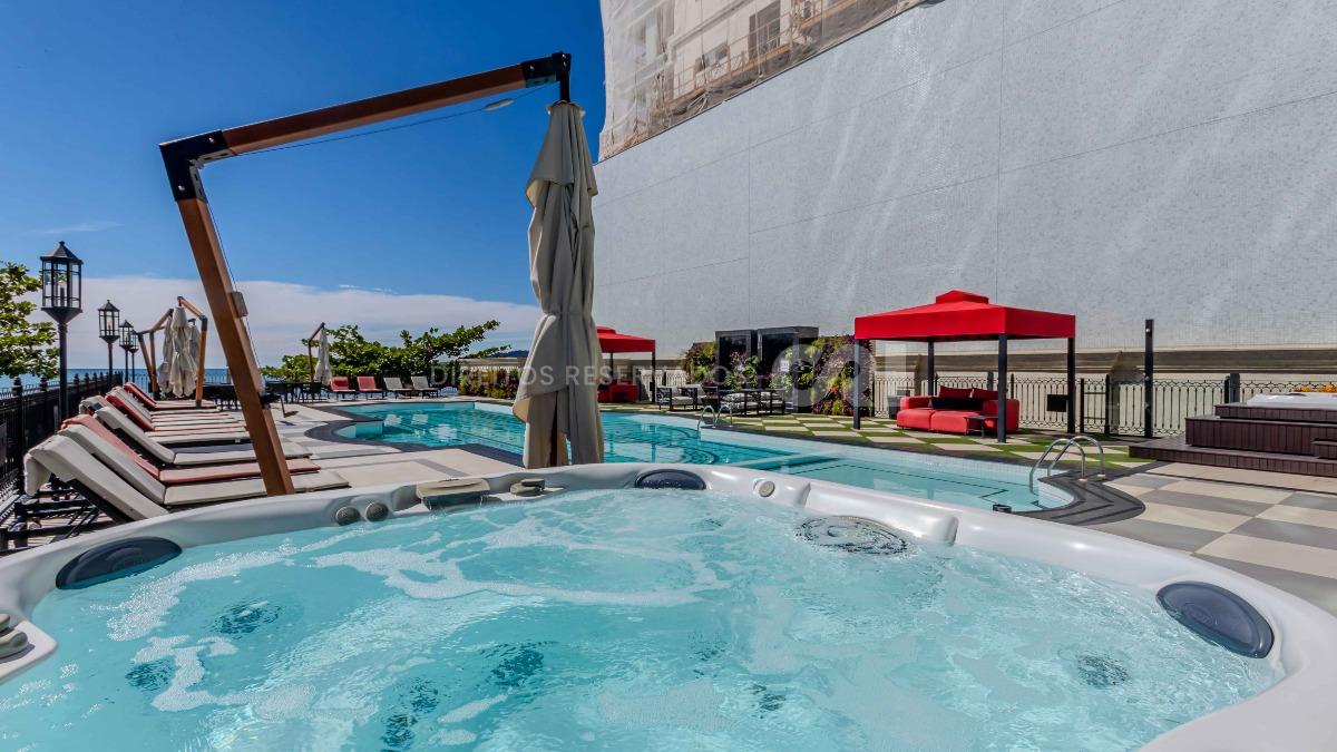 Apartamento com 4 Suítes no Edifício Cartier Frente Mar na Meia Praia em Itapema