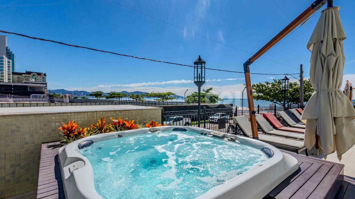 Apartamento com 4 Suítes no Edifício Cartier Frente Mar na Meia Praia em Itapema