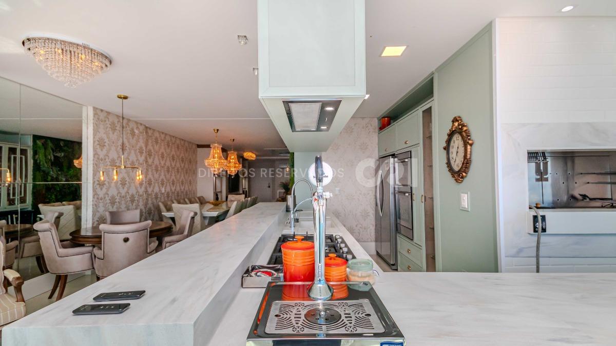 Apartamento com 4 Suítes no Edifício Cartier Frente Mar na Meia Praia em Itapema
