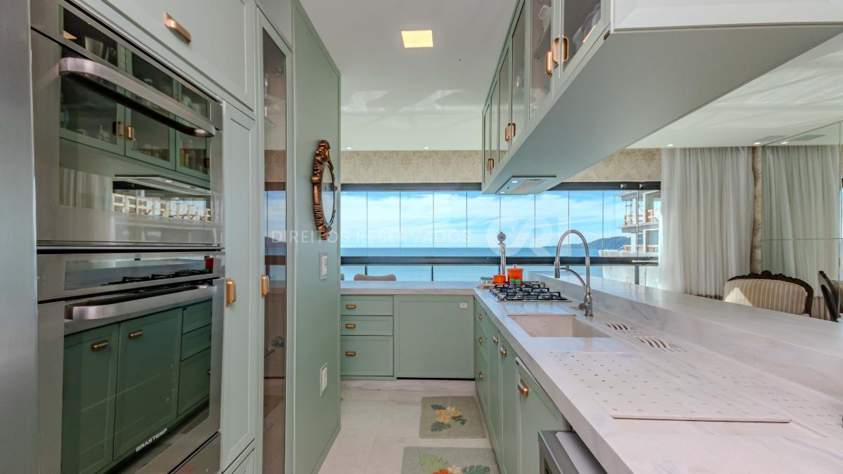Apartamento com 4 Suítes no Edifício Cartier Frente Mar na Meia Praia em Itapema