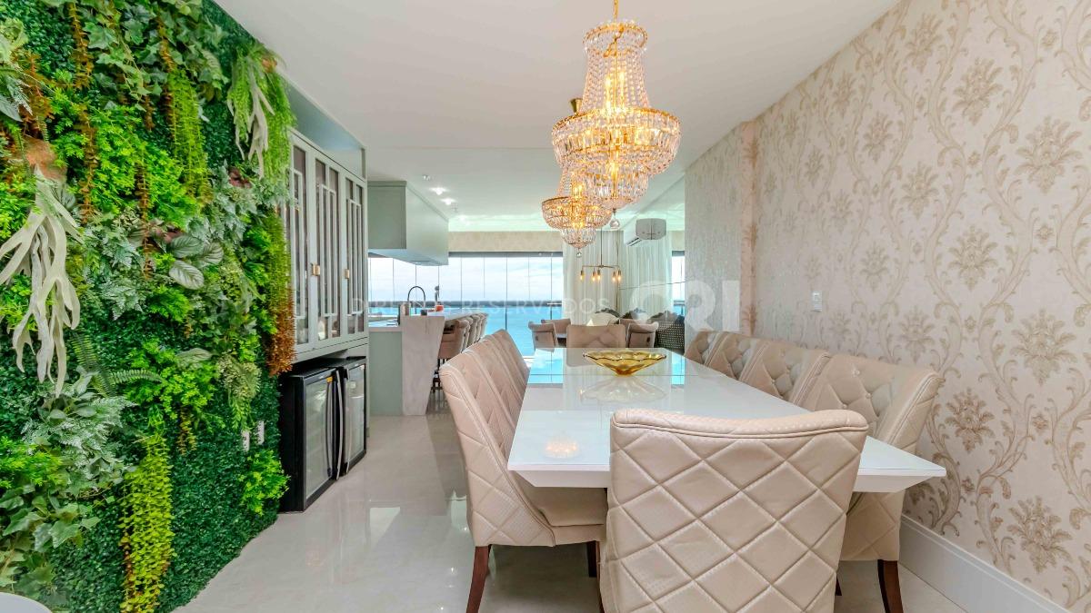 Apartamento com 4 Suítes no Edifício Cartier Frente Mar na Meia Praia em Itapema