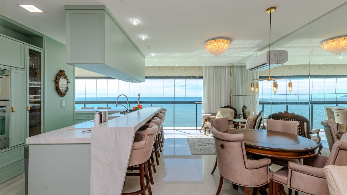 Apartamento com 4 Suítes no Edifício Cartier Frente Mar na Meia Praia em Itapema