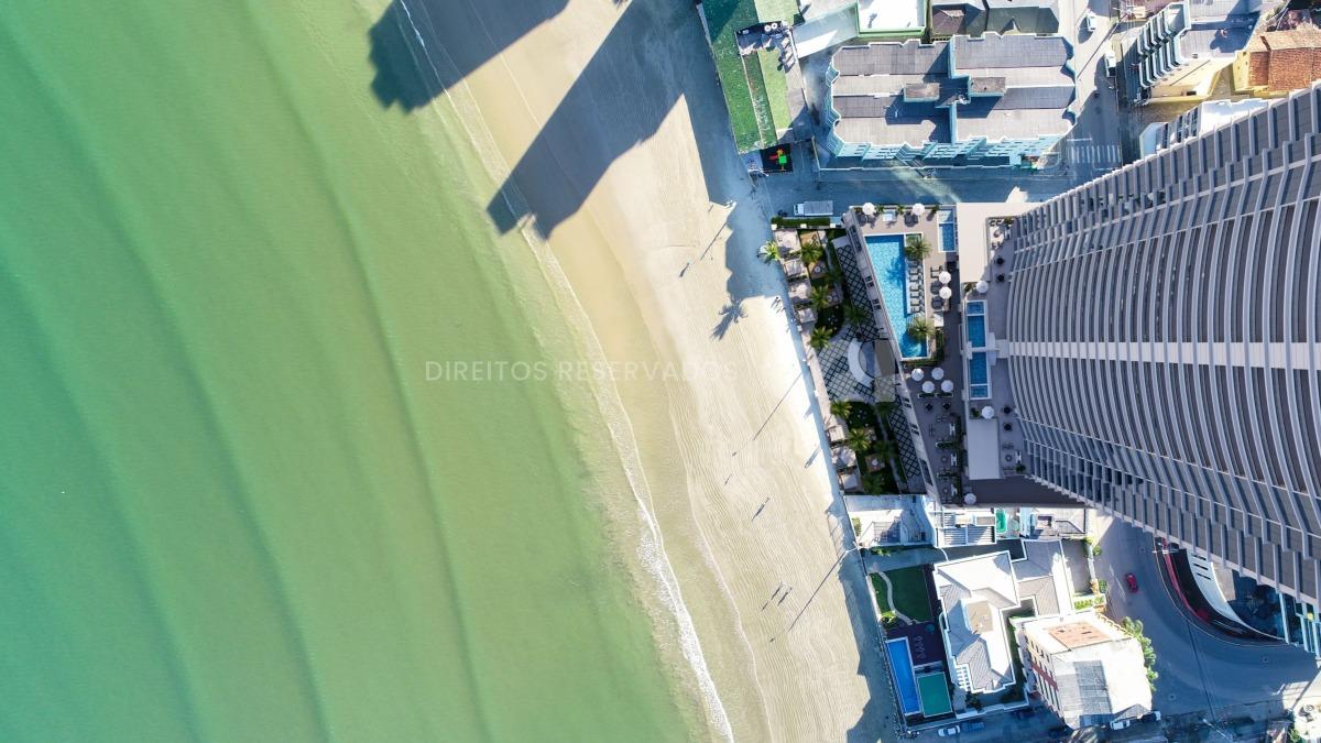 Apartamento frente mar com 4 suítes no Edifício Celine no Canto da Praia em Itapema