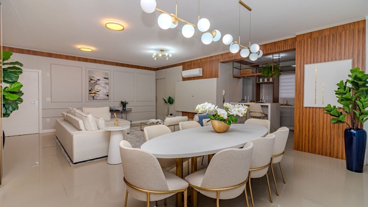 Apartamento mobiliado com 2 dormitórios no Edifício Rovere Della Luna no Centro de Balneário Camboriú
