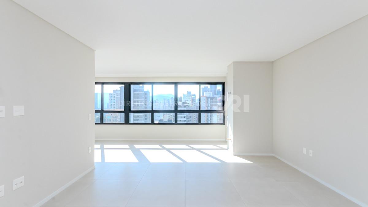 Apartamento com 3 suítes no edifício La Joie na Meia Praia em Itapema