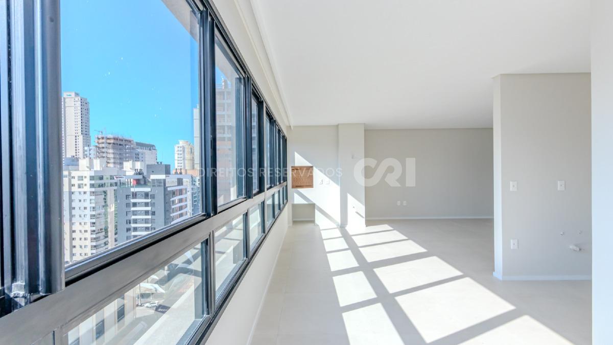 Apartamento com 3 suítes no edifício La Joie na Meia Praia em Itapema