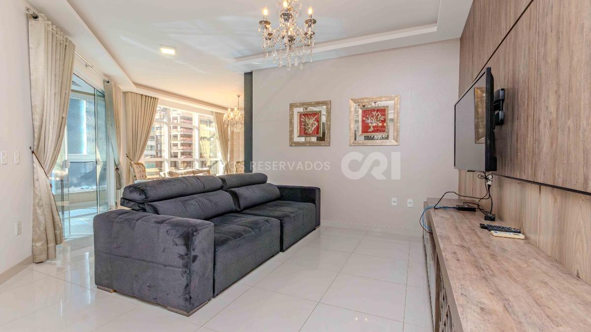 Apartamento mobiliado com 4 suítes no edifício Luana Delagnello em Meia Praia, Itapema