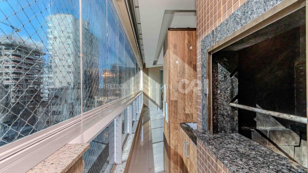 Apartamento mobiliado com 4 suítes no edifício Luana Delagnello em Meia Praia, Itapema