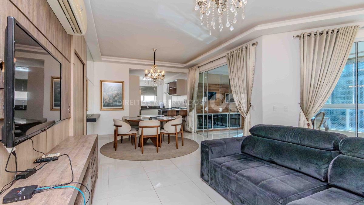 Apartamento mobiliado com 4 suítes no edifício Luana Delagnello em Meia Praia, Itapema