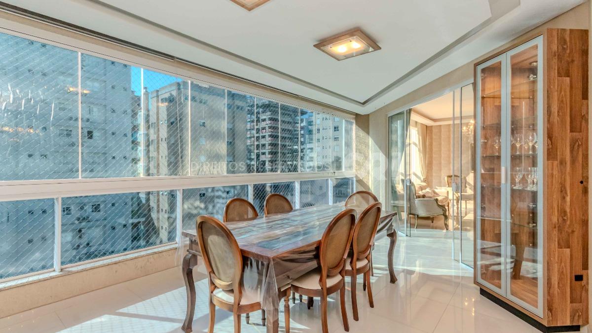 Apartamento mobiliado com 4 suítes no edifício Luana Delagnello em Meia Praia, Itapema