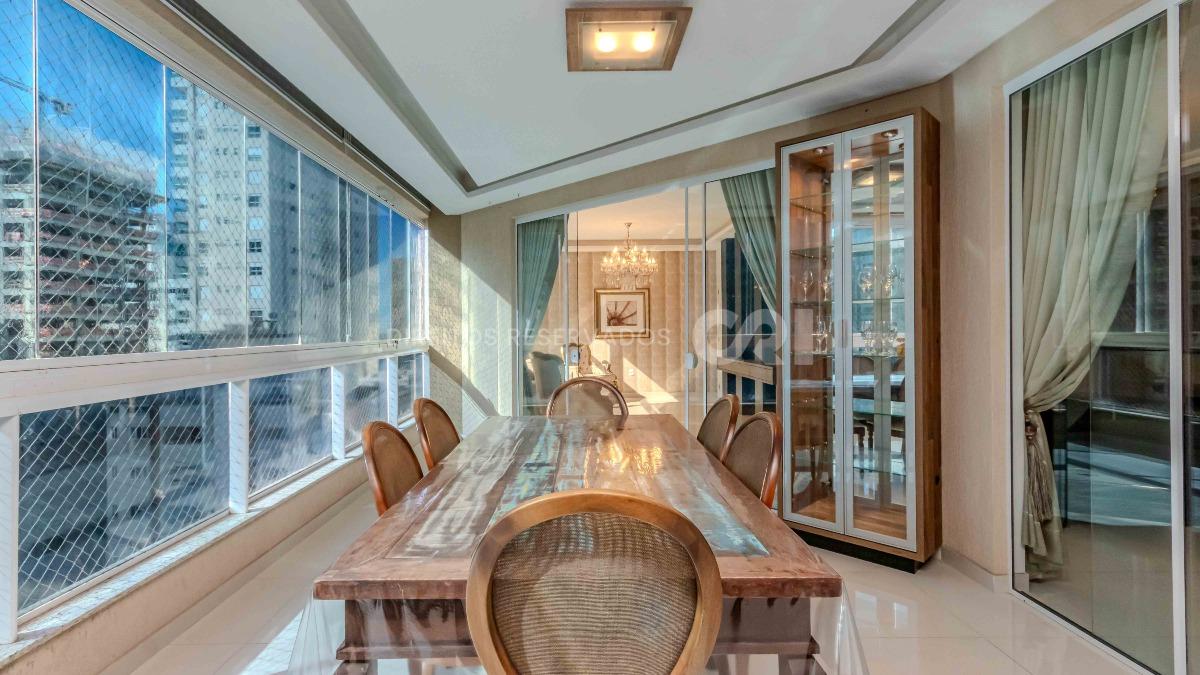Apartamento mobiliado com 4 suítes no edifício Luana Delagnello em Meia Praia, Itapema