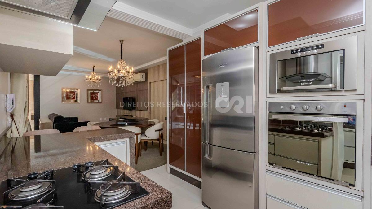Apartamento mobiliado com 4 suítes no edifício Luana Delagnello em Meia Praia, Itapema