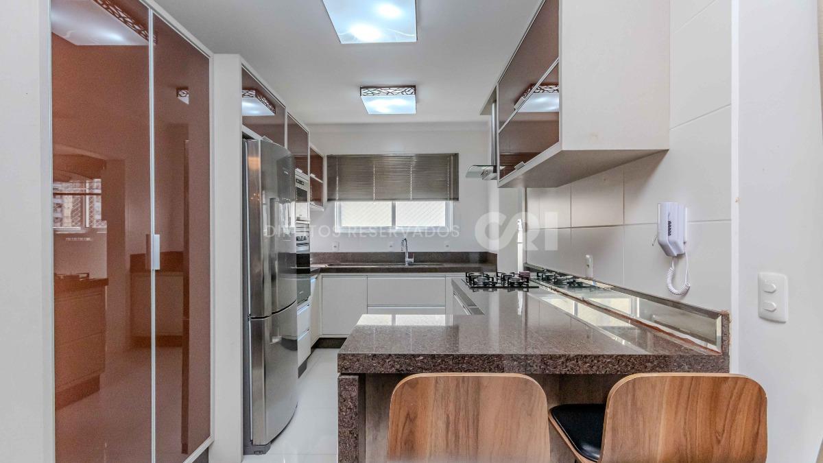 Apartamento mobiliado com 4 suítes no edifício Luana Delagnello em Meia Praia, Itapema