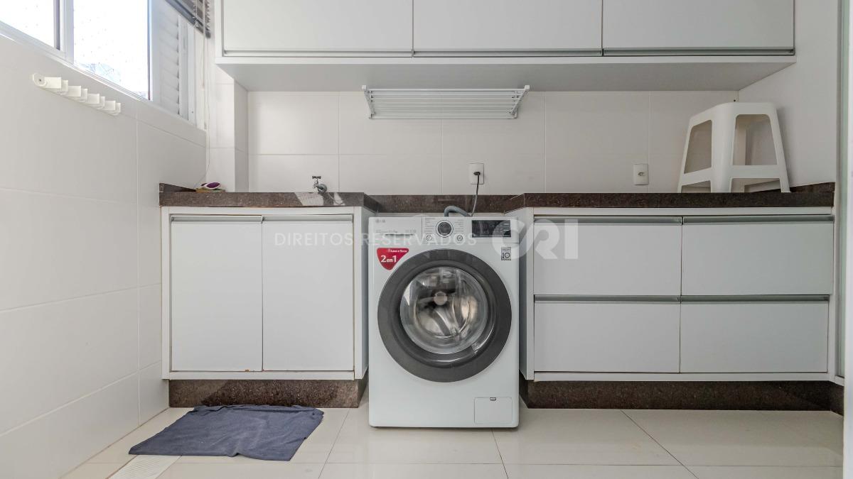Apartamento mobiliado com 4 suítes no edifício Luana Delagnello em Meia Praia, Itapema